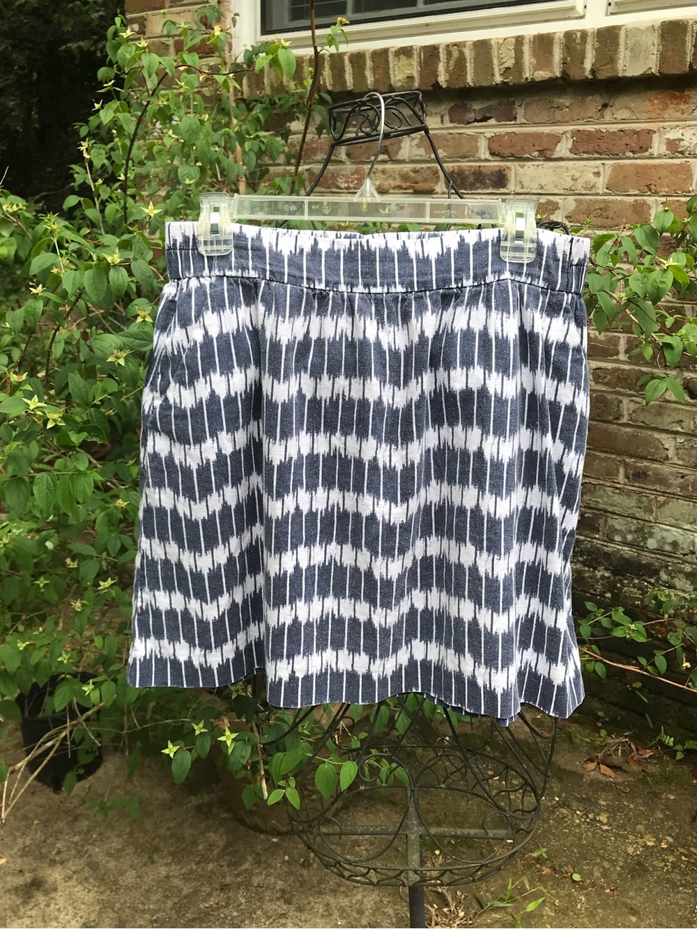 Ann Taylor LOFT- BLUE GRAY PRINT LINEN BLEND SHORT SKIRT- Size Medium- EUC